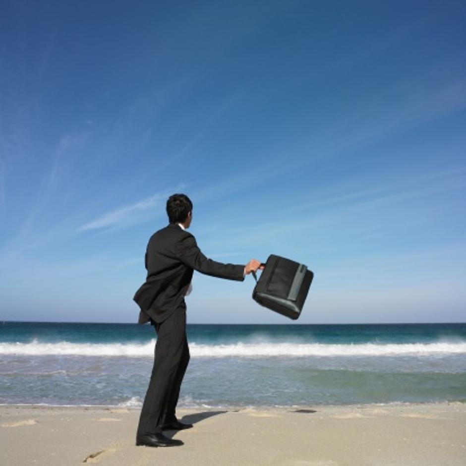 Poslovni čovjek baca aktovku u more | Author: Thinkstock