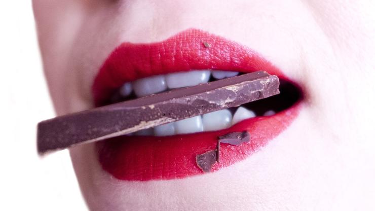 Žena s komadom čokolade u ustima
