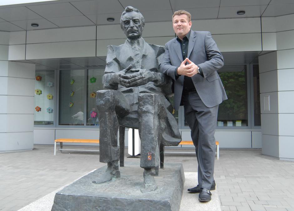 Spomenik Franji Tuđmanu, uz njega pozira gradonačelnik Virovitice Ivica Kirin | Author: Petar Glebov/PIXSELL