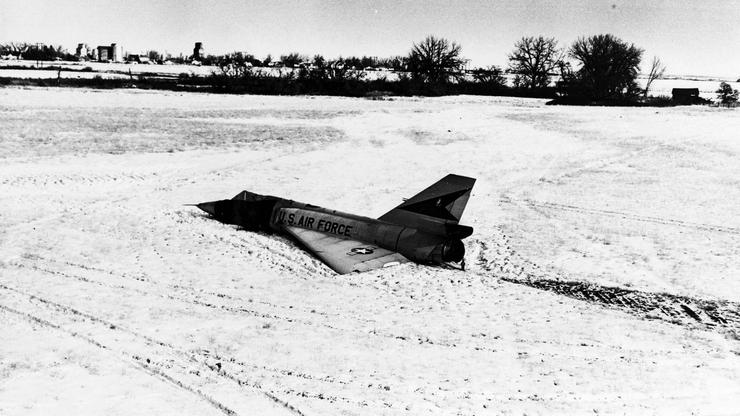 Convair F-106A Delta Dart, 1970., bez pilota sletio u polje