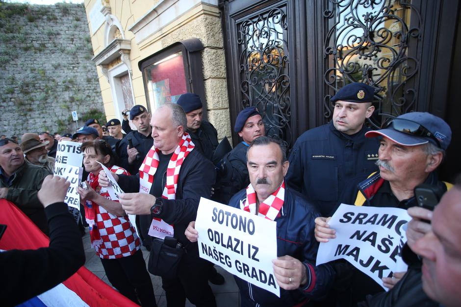 Desničarski prosvjed protiv predstave u HNK u Splitu | Author: Ivo Čagalj/PIXSELL