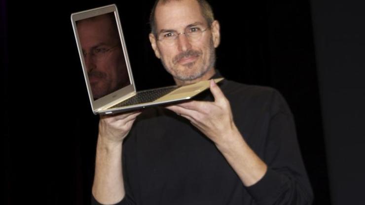 Steve Jobs drži u rukama MacBook Air