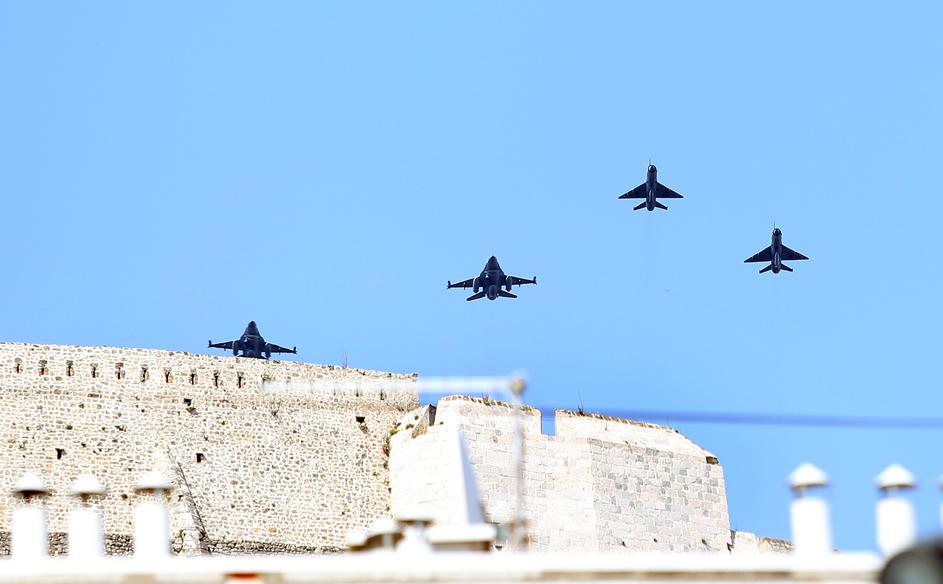 Izraelski F16 iznad Knina