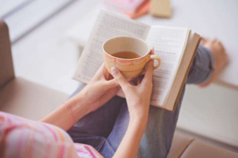 Žena pije čaj i čita knjigu | Author: Thinkstock