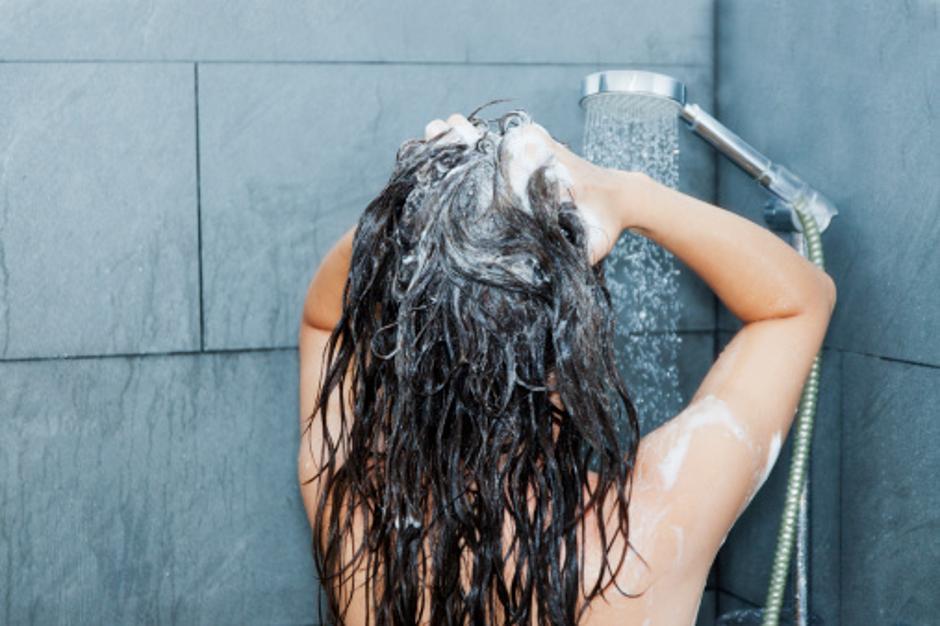 Žena pere kosu pod tušem | Author: Thinkstock