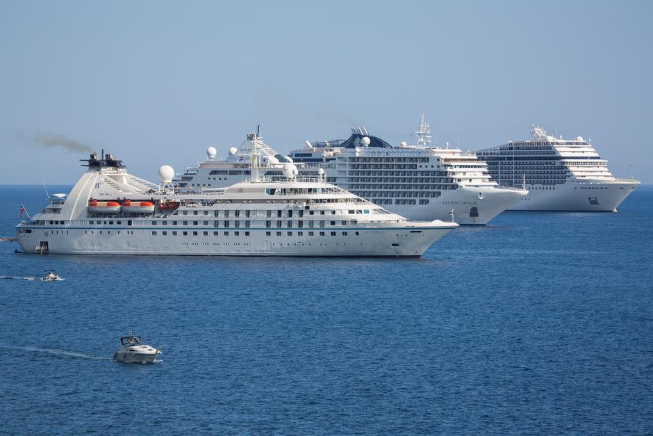 Tri velika putnička broda usidrena ispred grada Dubrovnika | Author: Grgo Jelavic (PIXSELL)