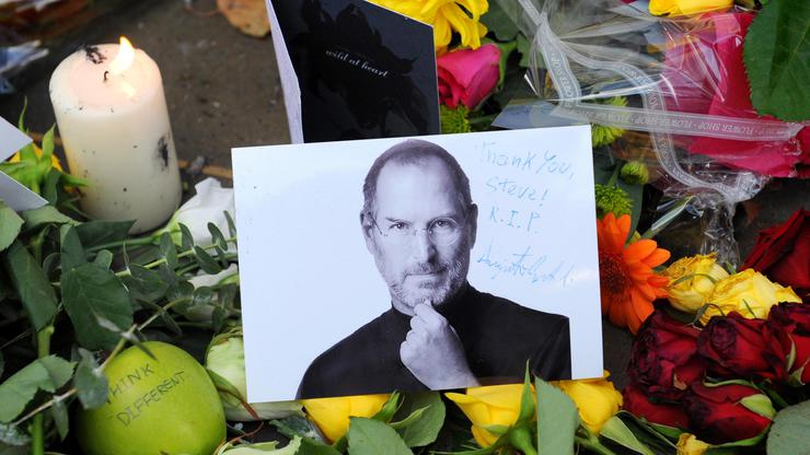 Obožavatelji odaju počast Steveu Jobsu