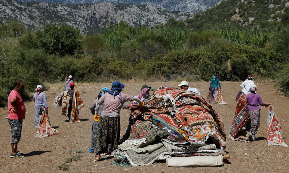 "Sušenje" tepiha u Turskoj | Author: REUTERS