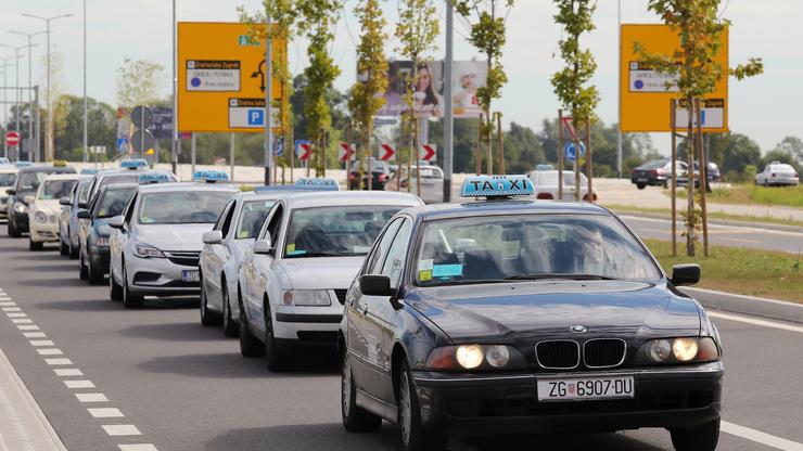 Zagreb: Taksisti ispred aerodroma prosvjeduju protiv Ubera