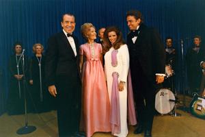 Johnny Cash i June Carter Cash s predsjednikom Richardom Nixonom i njegovom suprugom Pat