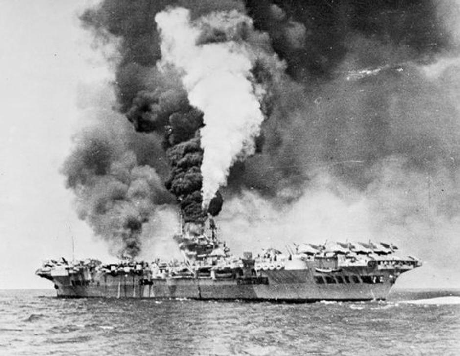 Nosač aviona HMS Formidable (R67) u plamenu nakon udara kamikaze uz nedaleko Sakishima Gunto. | Author: Pinterest