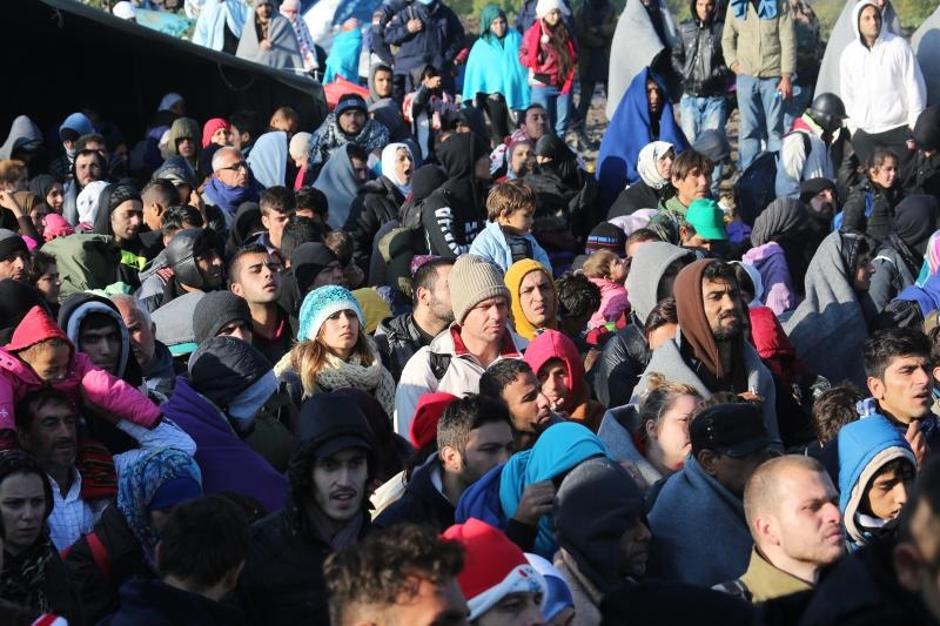 Izbjeglice čekaju na graničnom prijelazu na ulazak u Hrvatsku | Author: Marko Mrkonjić (PIXSELL)