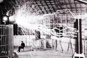 Nikola Tesla u laboratoriju u Colorado Springsu 1899.