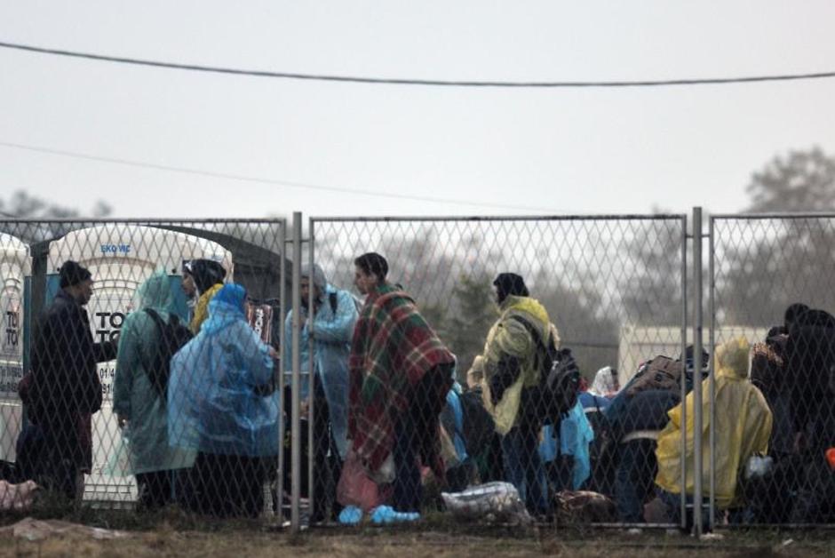 U večernjim satima sve više izbjeglica dolazi u kamp | Author: Marko Jurinec (PIXSELL)
