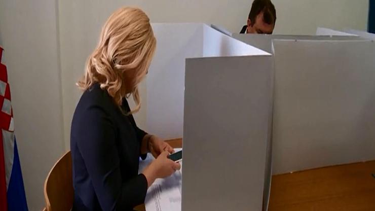 Kolinda Grabar Kitarović slika svoj glasački listić