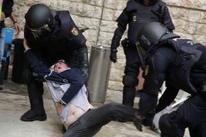 Policija privodi prosvjednike