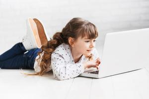 Dijete se igra na laptopu