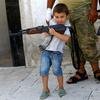 Sirijski dječak drži pušku u sirijskom gradu Džarablusu