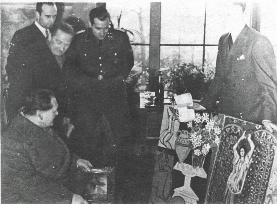 Hermann Goering razgledava ukradene slike Henrija Matissea | Author: Archives des Musées Nationaux