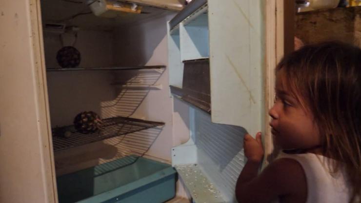 Jennifer pokazuje prazan hladnjak