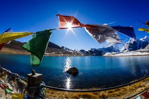 Sikkim - jezero u Himalaji i molitvene zastavice