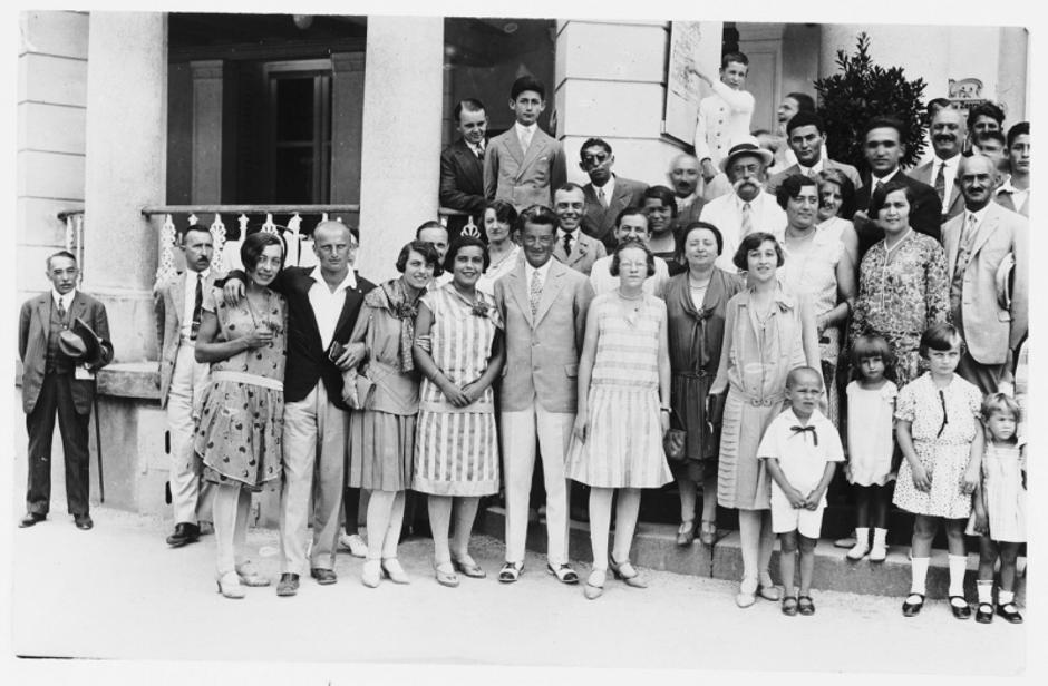 Židovska obitelj na druženju s prijateljima u Ludbregu | Author: United States Holocaust Memorial Museum