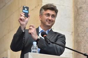 Andrej Plenković pokazuje mobitel