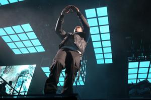 Jay Z na koncertu pokazuje znak iluminata